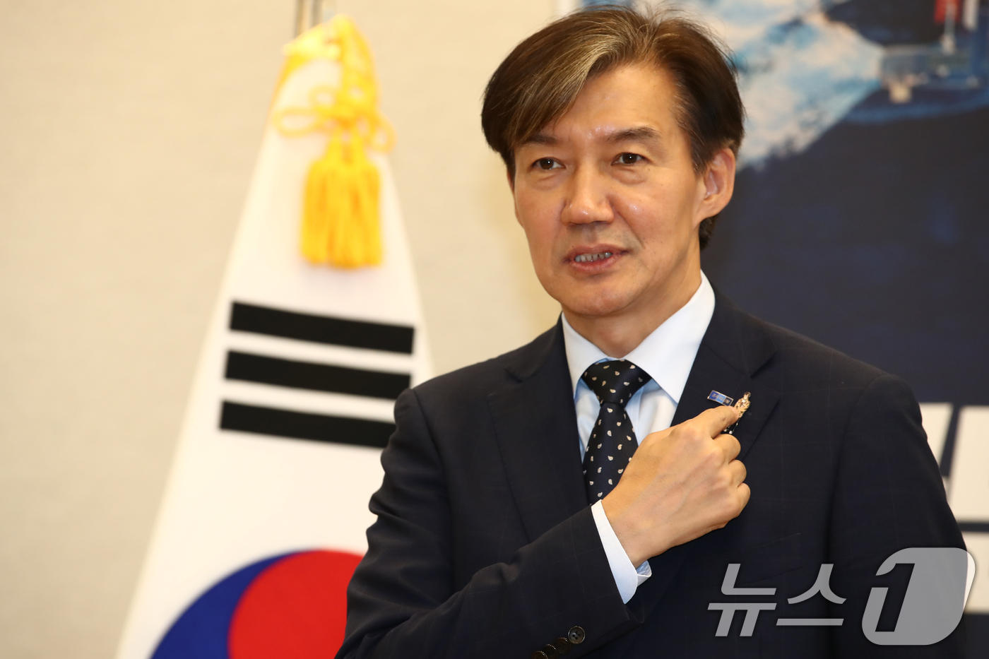 (서울=뉴스1) 이광호 기자 = 조국 조국혁신당 대표가 6.10민주항쟁 37주년인 10일 오후 서울 여의도 국회에서 홍철호 정무수석을 기다리며 자신의 옷깃에 단 박종철 열사의 배지 …