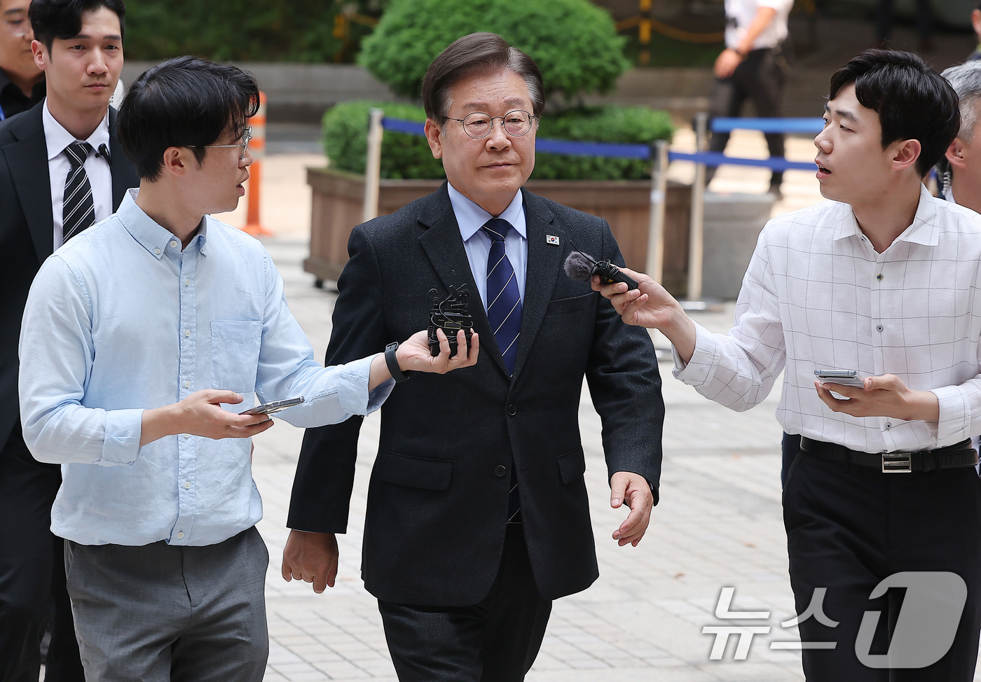 (서울=뉴스1) 김진환 기자 = 이재명 더불어민주당 대표가 10일 오후 서울 서초구 서울중앙지방법원에서 열린 위증교사 관련 공판에 출석하고 있다. 2024.6.10/뉴스1