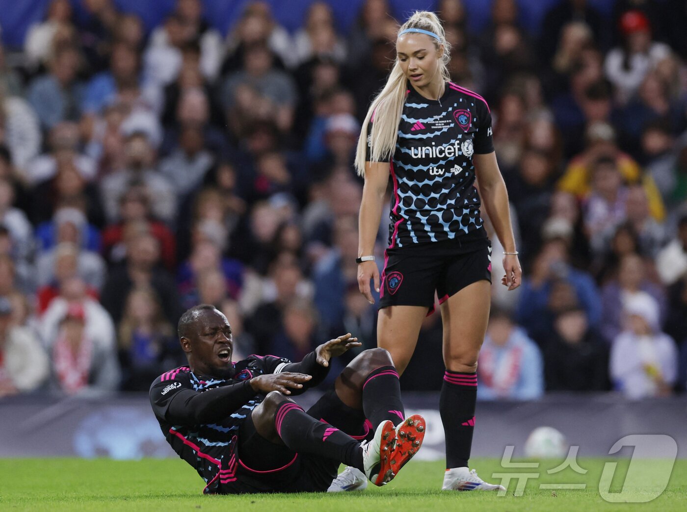 본문 이미지 - 자선경기에 출전했다가 부상으로 쓰러진 우사인 볼트 ⓒ 로이터=뉴스1