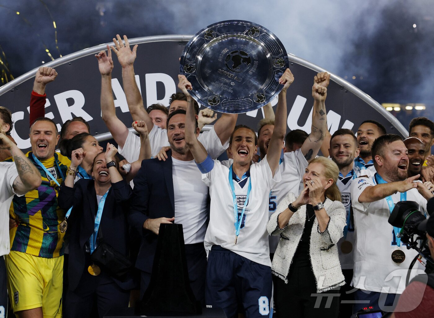 본문 이미지 - 자선 경기에서 승리한 영국팀 선수들. ⓒ 로이터=뉴스1