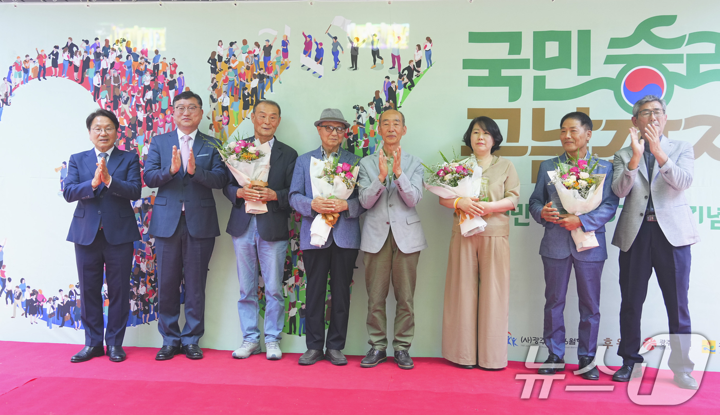 (광주=뉴스1) 박준배 기자 = 강기정 광주시장이 10일 동구 금남로공원 광장에서 열린 '6.10민주항쟁 37주년 기념식'에 참석해 자랑스러운 6월항쟁상 시상자들과 기념촬영을 하고 …