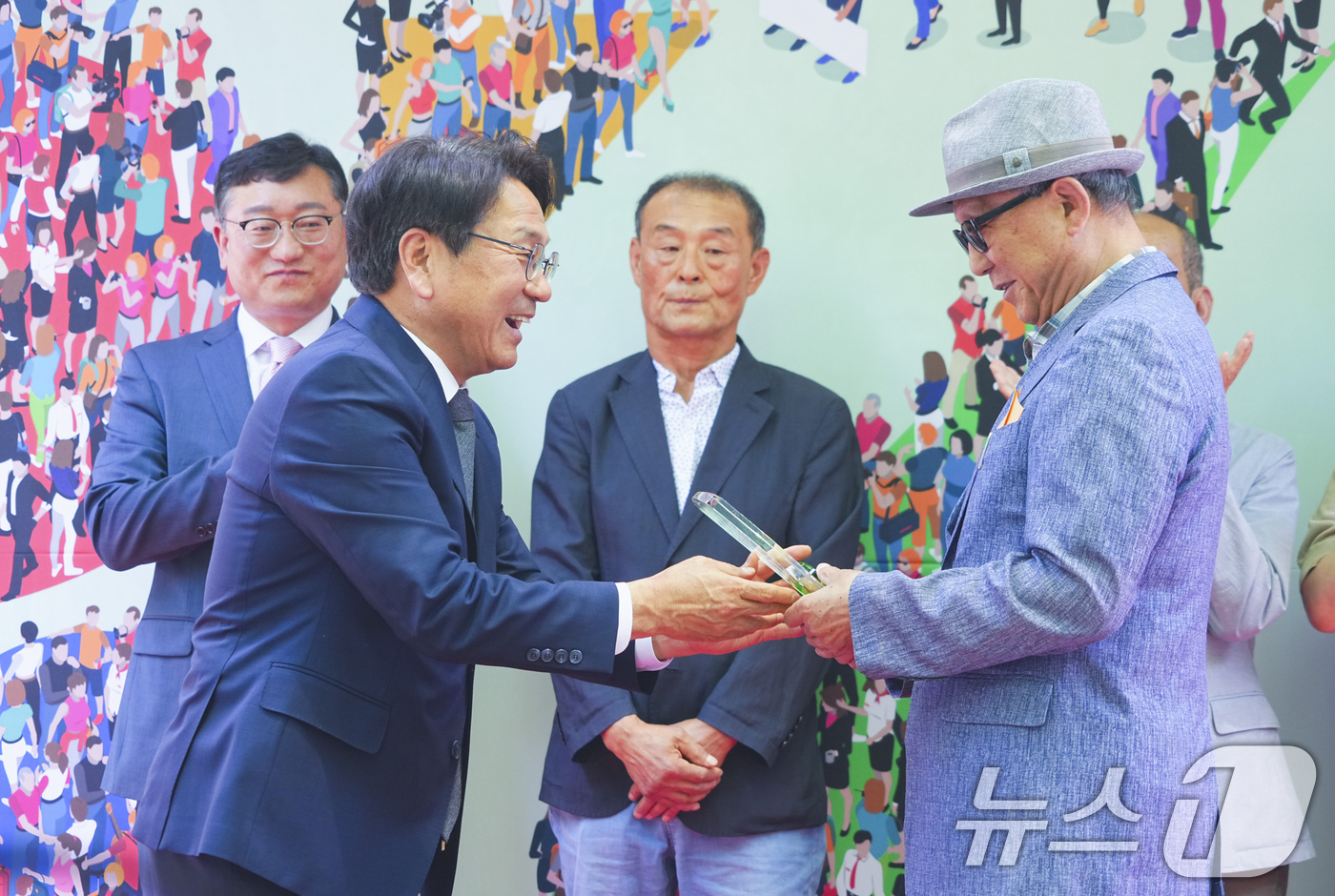 (광주=뉴스1) 박준배 기자 = 강기정 광주시장이 10일 오전 동구 금남로공원 광장에서 열린 '6.10민주항쟁 37주년 기념식'에 참석해 자랑스러운 6월항쟁상을 시상하고 있다.(광 …