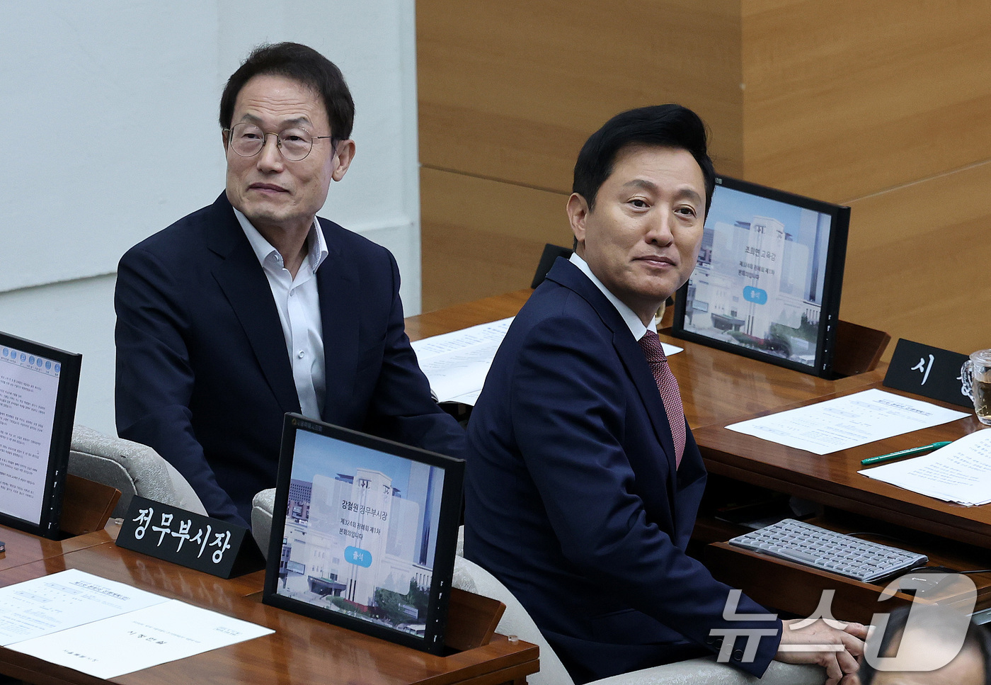 (서울=뉴스1) 박지혜 기자 = 오세훈 서울시장과 조희연 서울교육감이 10일 오후 서울 중구 서울시의회에서 열린 제324회 정례회 개회식에 참석해 방청석을 바라보고 있다. 2024 …