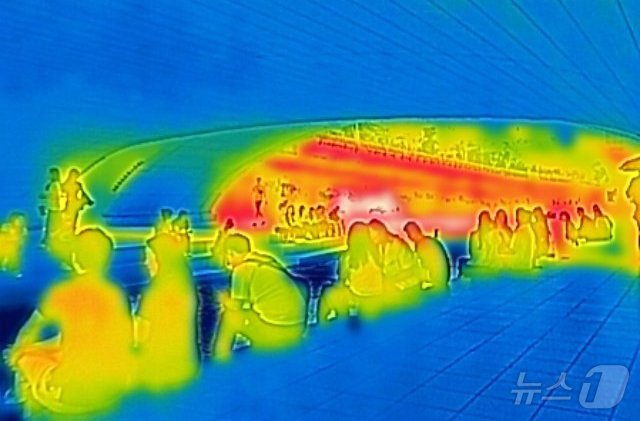 전국 대부분 지역의 낮 최고 기온이 30도에 이르며 더위가 이어진 10일 서울 청계천을 찾은 시민들이 그늘 밑에서 휴식을 취하고 있다. . &#40;열화상 카메라 촬영&#41; 2024.6.10/뉴스1 ⓒ News1 김도우 기자