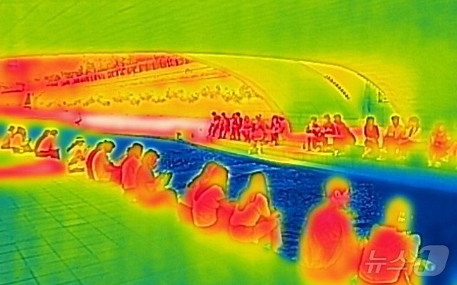 전국 대부분 지역의 낮 최고 기온이 30도에 이르며 더위가 이어진 10일 서울 청계천을 찾은 시민들이 그늘 밑에서 휴식을 취하고 있다.  &#40;열화상 카메라 촬영&#41; 2024.6.10/뉴스1 ⓒ News1 김도우 기자