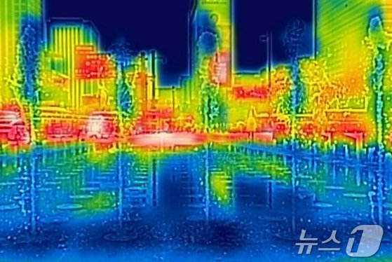 전국 대부분 지역의 낮 최고 기온이 30도에 이르며 더위가 이어진 10일 서울 광화문광장 바닥 분수가 도심의 열을 낮추고 있다.  &#40;열화상 카메라 촬영&#41; 2024.6.10/뉴스1 ⓒ News1 김도우 기자