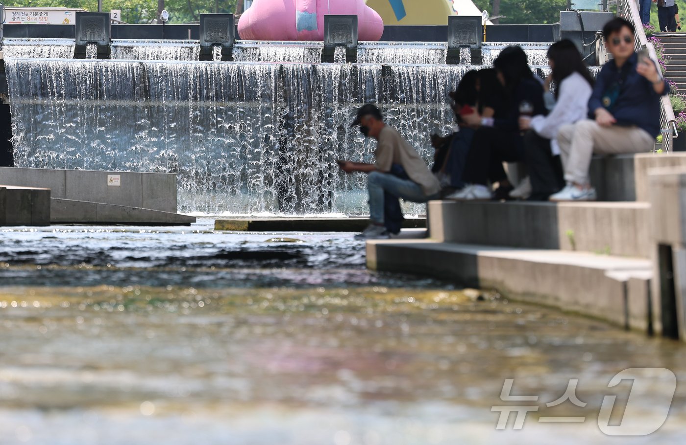 전국 대부분 지역의 낮 최고 기온이 30도에 이르며 더위가 이어진 10일 서울 청계천을 찾은 시민들이 그늘 밑에서 휴식을 취하고 있다. 2024.6.10/뉴스1 ⓒ News1 김도우 기자