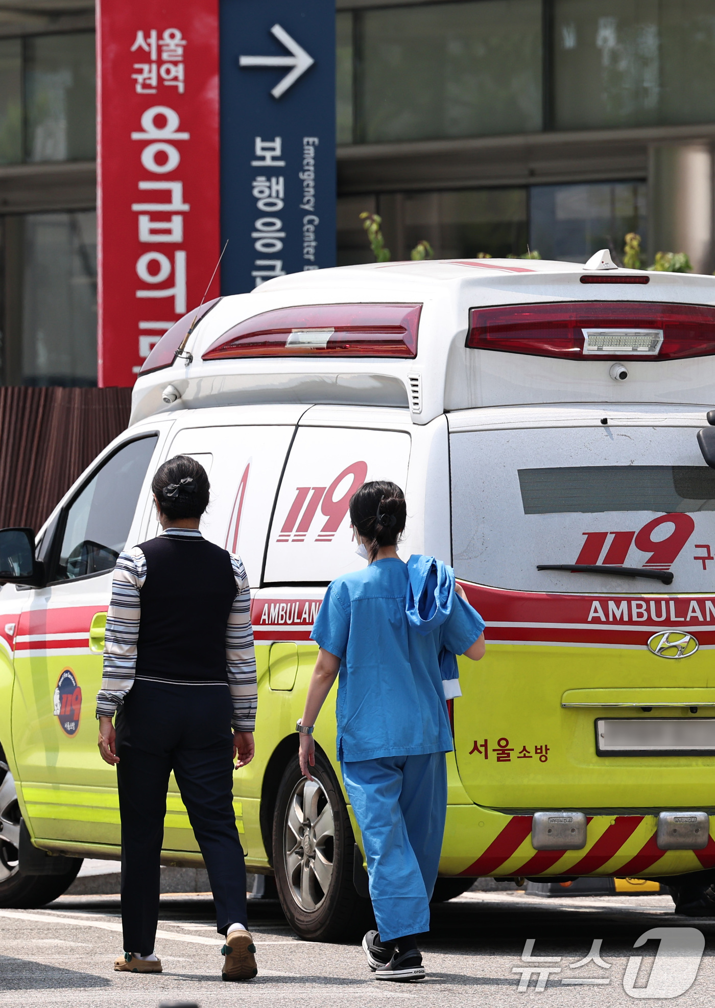 (서울=뉴스1) 구윤성 기자 = 의정갈등이 이어지는 가운데 10일 서울 시내의 한 대학병원에서 의료진이 발걸음을 옮기고 있다.의료계에 따르면 전국의과대학교수협의회는 오는 12일 정 …