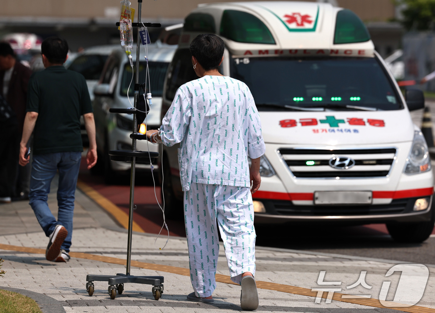 (서울=뉴스1) 구윤성 기자 = 의정갈등이 이어지는 가운데 10일 서울 시내의 한 대학병원에서 환자가 발걸음을 옮기고 있다.의료계에 따르면 전국의과대학교수협의회는 오는 12일 정기 …