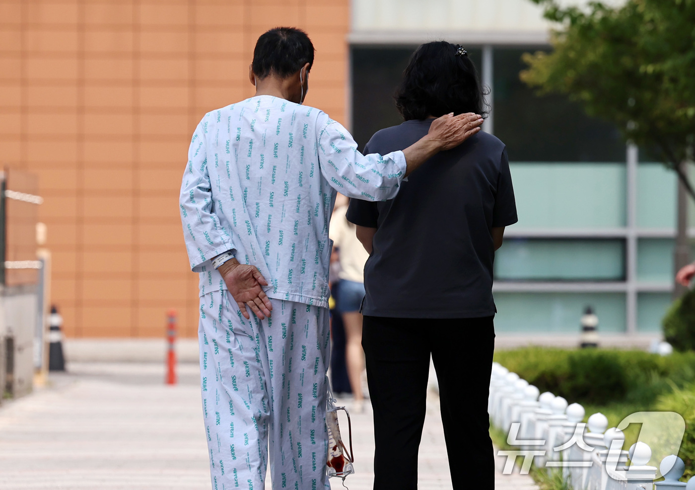 (서울=뉴스1) 구윤성 기자 = 의정갈등이 이어지는 가운데 10일 서울 시내의 한 대학병원에서 환자가 발걸음을 옮기고 있다. 2024.6.10/뉴스1