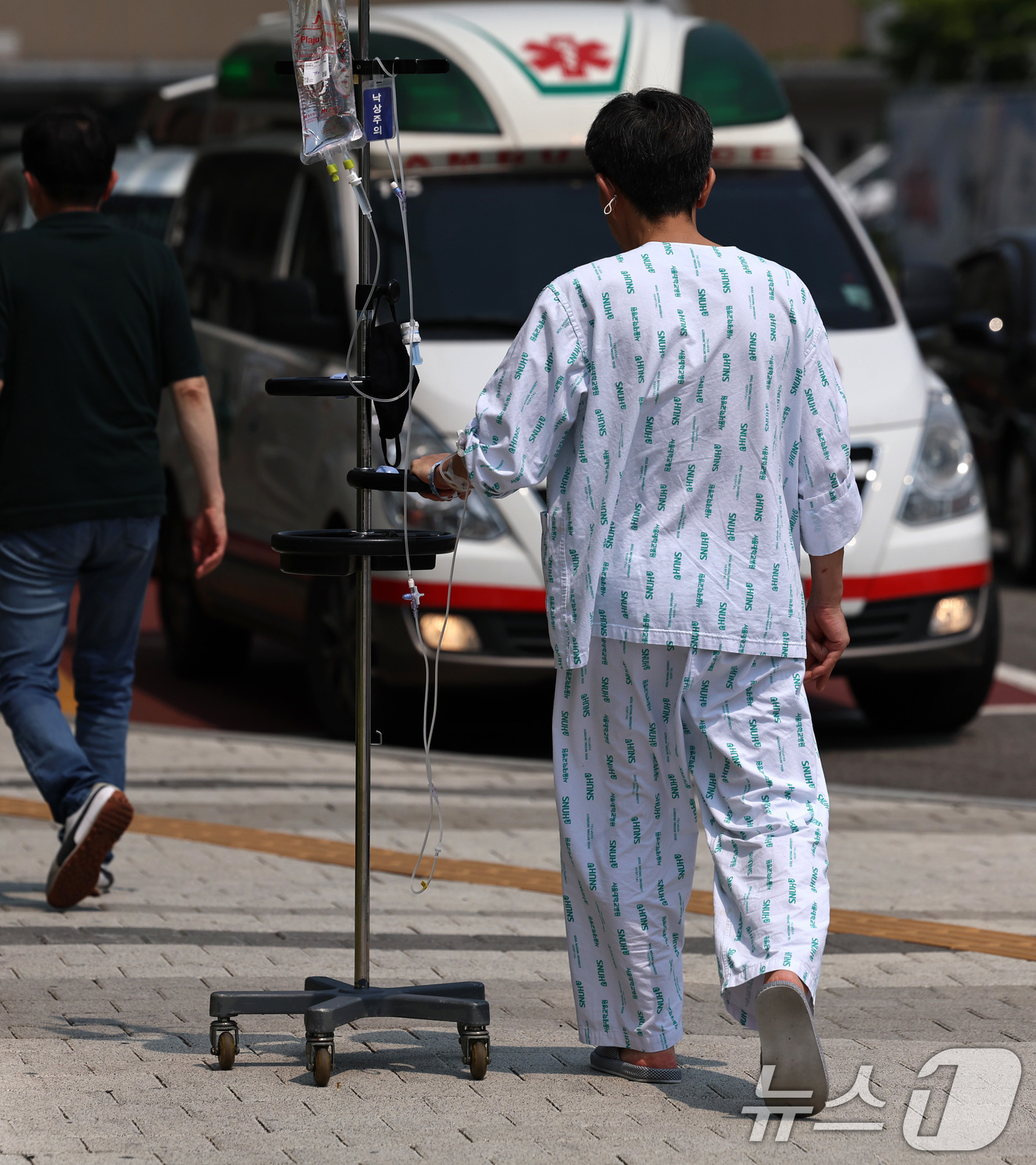 (서울=뉴스1) 구윤성 기자 = 의정갈등이 이어지는 가운데 10일 서울 시내의 한 대학병원에서 환자가 발걸음을 옮기고 있다.의료계에 따르면 전국의과대학교수협의회는 오는 12일 정기 …