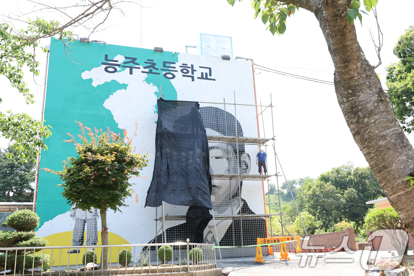 (화순=뉴스1) 김태성 기자 = 10일 전남 화순군 능주면 능주초등학교에서 이념 논쟁이 불거진 정율성 벽화 철거 작업을 하고 있다.앞서 지난 4월  능주초 교정의 정율성 흉상과 기 …