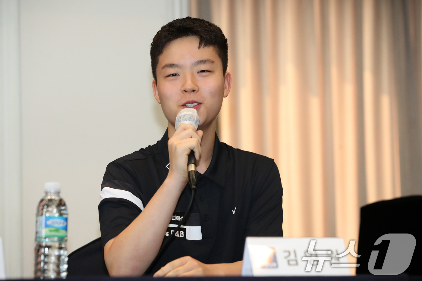 (서울=뉴스1) 이승배 기자 = 김영원(PBA)이 10일 오후 서울 중구 프레스센터에서 열린 2024-2025 시즌 PBA-LPBA 투어 개막전 미디어데이에서 각오를 밝히고 있다. …