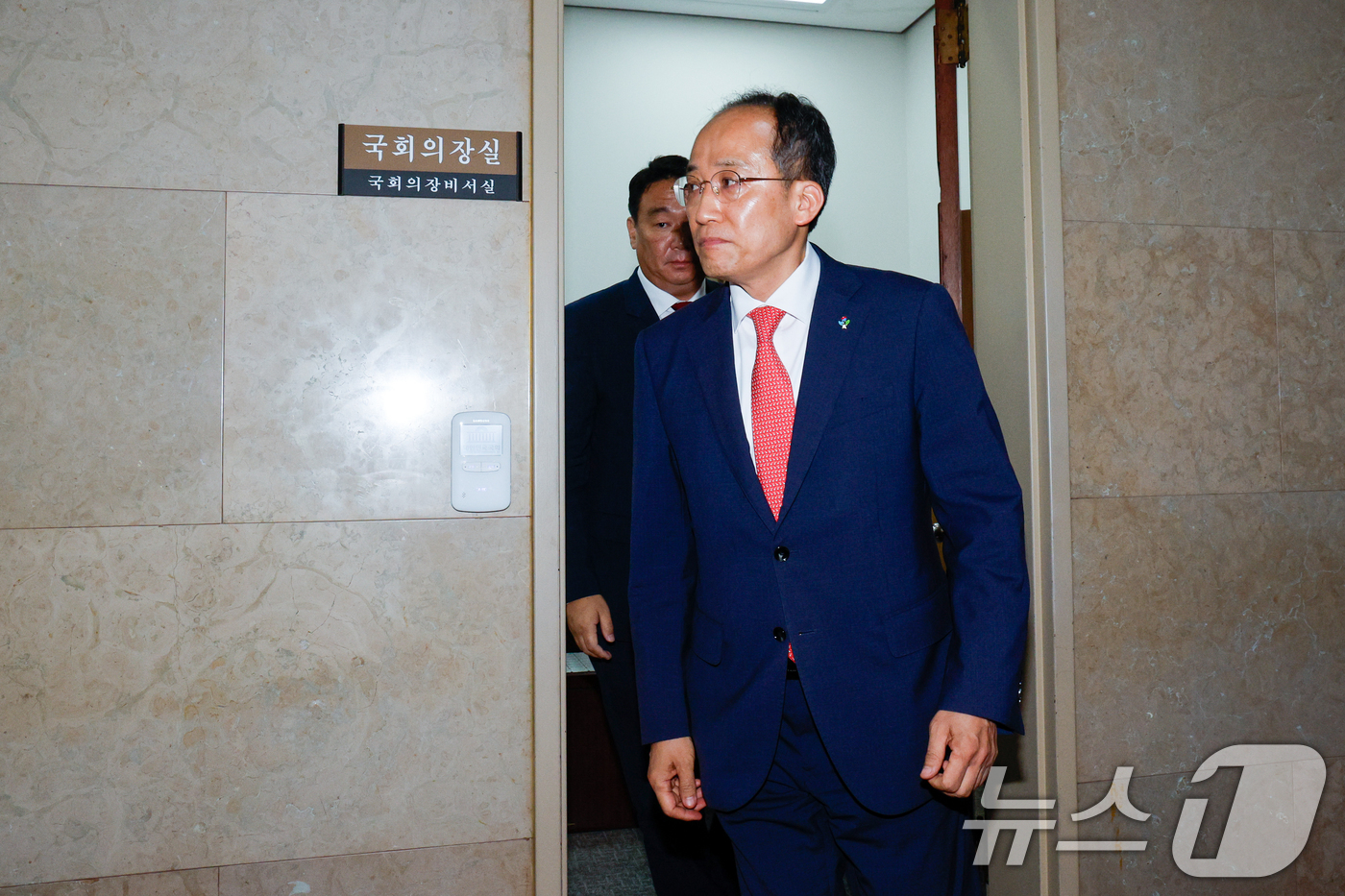 (서울=뉴스1) 안은나 기자 = 추경호 국민의힘 원내대표가 국회 원구성 협상을 위해 우원식 국회의장을 만난 10일 오후 서울 여의도 국회의장실을 나서고 있다. 2024.6.10/뉴 …