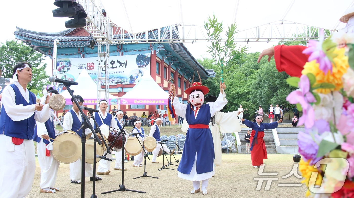 (경산=뉴스1) 정우용 기자 = 단오인 10일 경북 경산시에서 열린 경산 자인단오제에서 팔광대 놀이가 펼쳐지고 있다. (경산시 제공) 2024.6.10/뉴스1