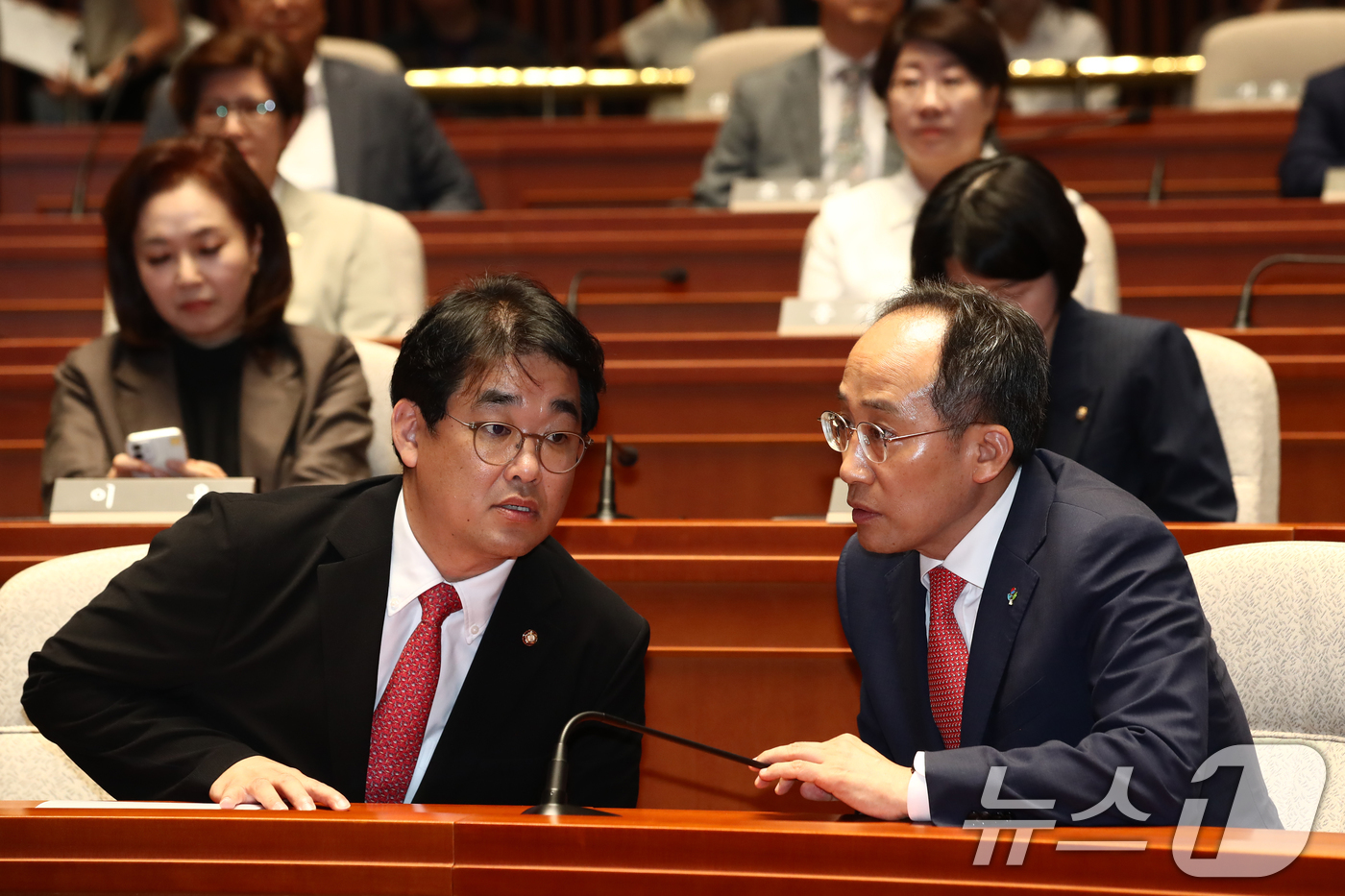 (서울=뉴스1) 이광호 기자 = 추경호 국민의힘 원내대표(오른쪽)와 배준영 원내수석부대표가 10일 오후  서울 여의도 국회에서 열린 의원총회에서 대화하고 있다. 2024.6.10/ …