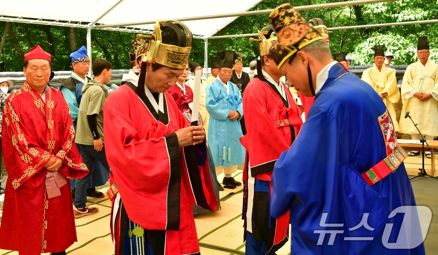 (경산=뉴스1) 정우용 기자 = 조현일 경산시장이 단오인 10일 경북 경산시에서 열린 자인단오제에서 한장군 대제를 지내고 있다.(경산시 제공) 2024.6.10/뉴스1