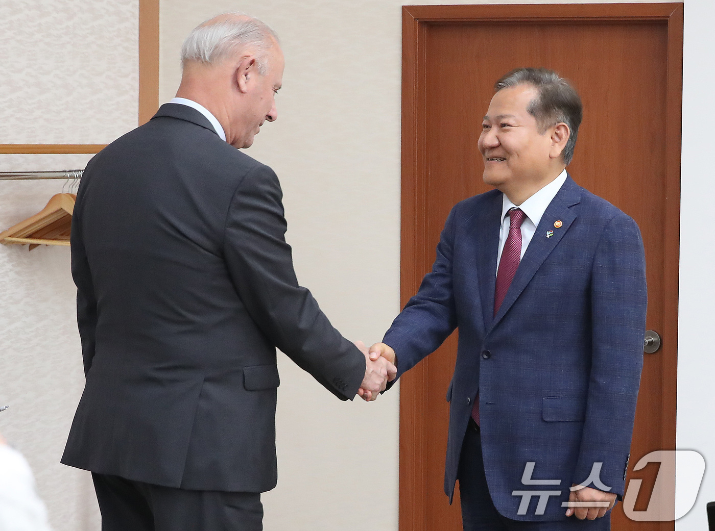 (서울=뉴스1) 임세영 기자 = 이상민 행정안전부 장관이 10일 오후 서울 종로구 정부서울청사에서 하비에르 곤살레스 올라에체아 프랑코 페루 외교부 장관을 접견, 악수를 나누고 있다 …
