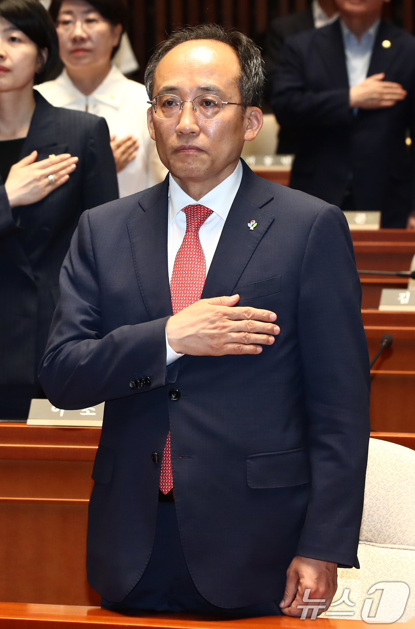 (서울=뉴스1) 이광호 기자 = 추경호 국민의힘 원내대표가 10일 오후  서울 여의도 국회에서 열린 의원총회에서 국민의례를 하고 있다. 2024.6.10/뉴스1