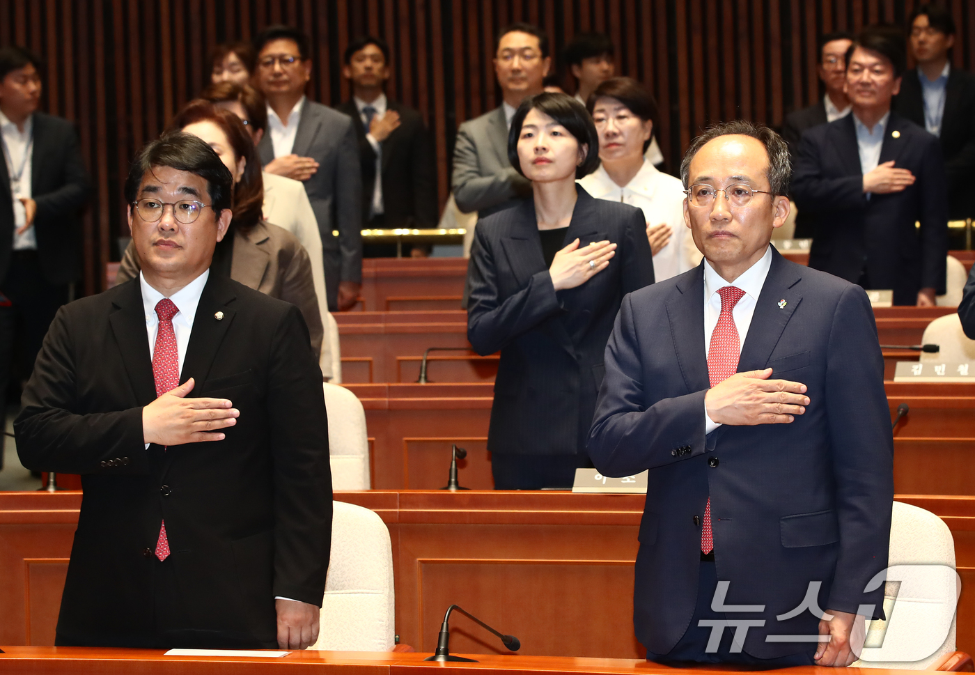 (서울=뉴스1) 이광호 기자 = 추경호 국민의힘 원내대표와 배준영 원내수석부대표가 10일 오후  서울 여의도 국회에서 열린 의원총회에서 국민의례를 하고 있다. 2024.6.10/뉴 …
