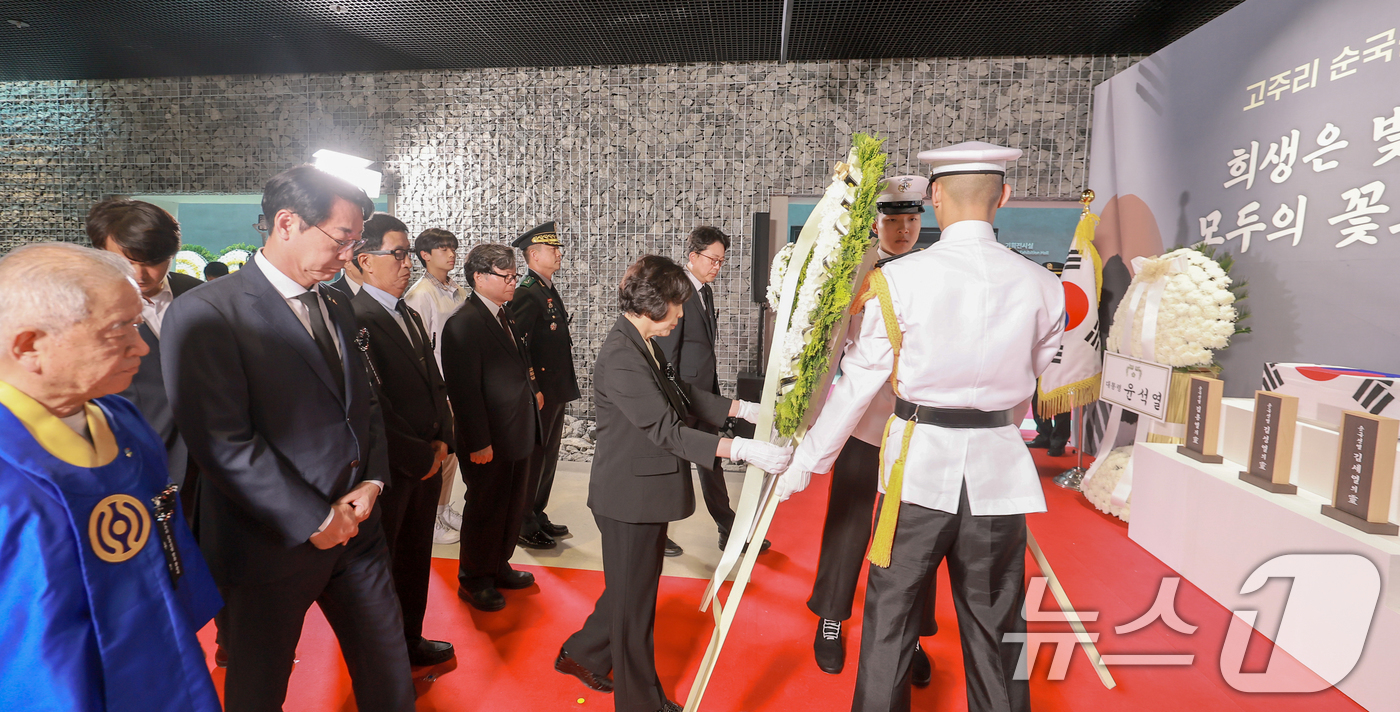 (서울=뉴스1) = 강정애 국가보훈부 장관이 10일 오후 경기도 화성시 화성독립운동기념관에서 열린 고주리 순국선열 합동 봉송식에서 헌화하고 있다.보훈부는 이날 경기 화성시 팔탄면 …