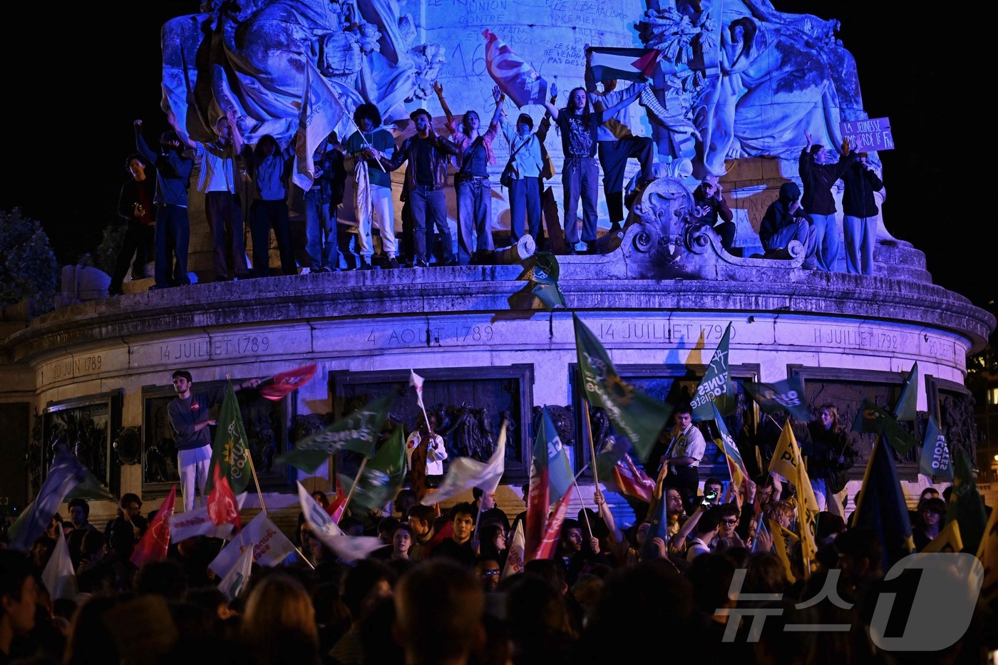 (파리 AFP=뉴스1) 김성식기자 = 유럽의회 선거에서 극우정당 국민연합(RN)의 승리에 항의하는 수백명의 시민들이 9일 파리 중심부 레퓌블리크(공화국) 광장 마리안 동상에 올라 …