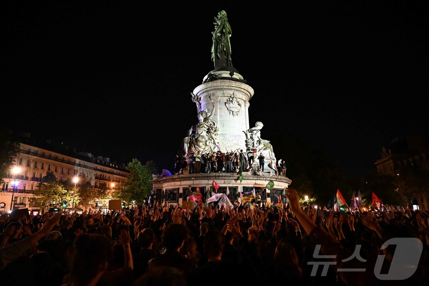 (파리 AFP=뉴스1) 김성식기자 = 프랑스 극우정당 국민연합(RN)의 유럽의회 선거 득세에 항의하는 수백명의 시민들이 9일 파리 중심부 레퓌블리크(공화국) 광장 마리안 동상에 올 …