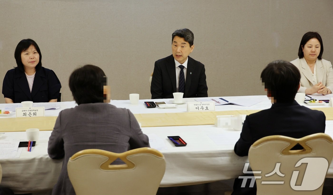 본문 이미지 - 이주호 사회부총리 겸 교육부 장관이 10일 서울 종로구 정부서울청사에서 의대 교수, 국립대병원장 등 의학교육 전문가들과 함께 의대교육 선진화를 위한 함께차담회를 하고 있다. (교육부 제공) 2024.6.10/뉴스1