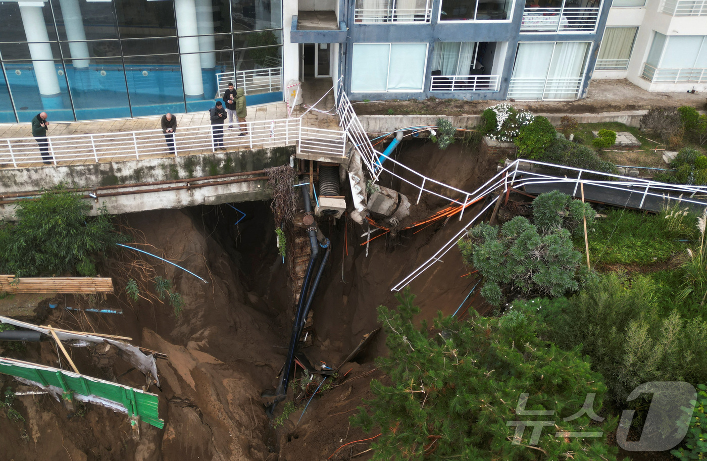 (비냐델마르 로이터=뉴스1) 정지윤 기자 = 9일(현지시간) 칠레 비냐델마르에 폭우가 내린 후 한 건물 단지 옆에 산사태가 발생해 건물 일부가 무너진 모습. 2024.06.09ⓒ …