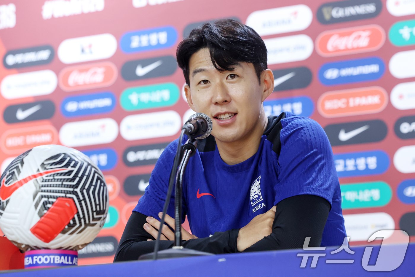 대한민국 축구 국가대표팀 손흥민이 10일 오후 경기 고양시 고양종합운동장에서 북중미 월드컵 2차 예선 중국과의 경기를 하루 앞두고 열린 훈련에 앞서 인터뷰를 하고 있다. 2024.6.10/뉴스1 ⓒ News1 민경석 기자