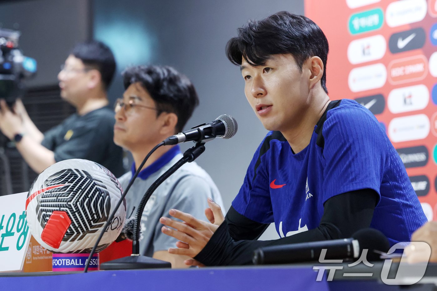 대한민국 축구 국가대표팀 손흥민이 10일 오후 경기 고양시 고양종합운동장에서 북중미 월드컵 2차 예선 중국과의 경기를 하루 앞두고 열린 훈련에 앞서 인터뷰를 하고 있다. 2024.6.10/뉴스1 ⓒ News1 민경석 기자