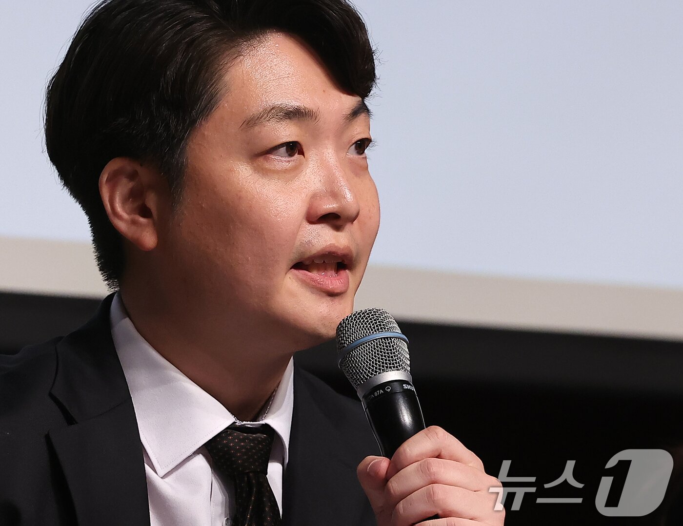 본문 이미지 - 아이돌 그룹 엑소의 첸백시&#40;백현·시우민·첸&#41;의 소속사인 INB100의 법률 대리인인 이재학 변호사가 10일 오후 서울 중구 신라호텔에서 열린 기자회견에서 발언하고 있다. INB100은 &#34;SM엔터는 합의서의 전제가 된 협상 내용은 무시한 상태에서 소속사에 &#39;아티스트 개인활동 매출의 10%를 내놓으라고 요구하고 있다＂고 주장했다. 앞서 첸백시는 지난해 6월 불투명한 정산 등을 문제 삼으며 SM에 전속계약 해지를 통보했고, 이후 양측은 전속계약은 유지하되 개인 활동을 독자 진행하는 것으로 합의했다. 2024.6.10/뉴스1 ⓒ News1 김진환 기자
