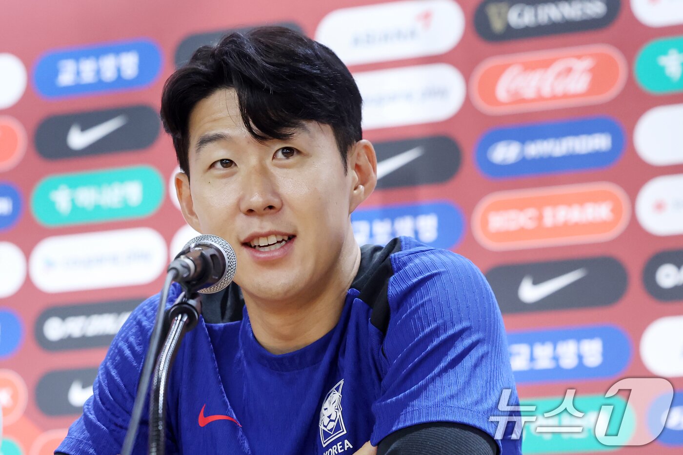 본문 이미지 - 대한민국 축구 국가대표팀 손흥민이 10일 오후 경기 고양시 고양종합운동장에서 북중미 월드컵 2차 예선 중국과의 경기를 하루 앞두고 열린 훈련에 앞서 인터뷰를 하고 있다. 2024.6.10/뉴스1 ⓒ News1 민경석 기자