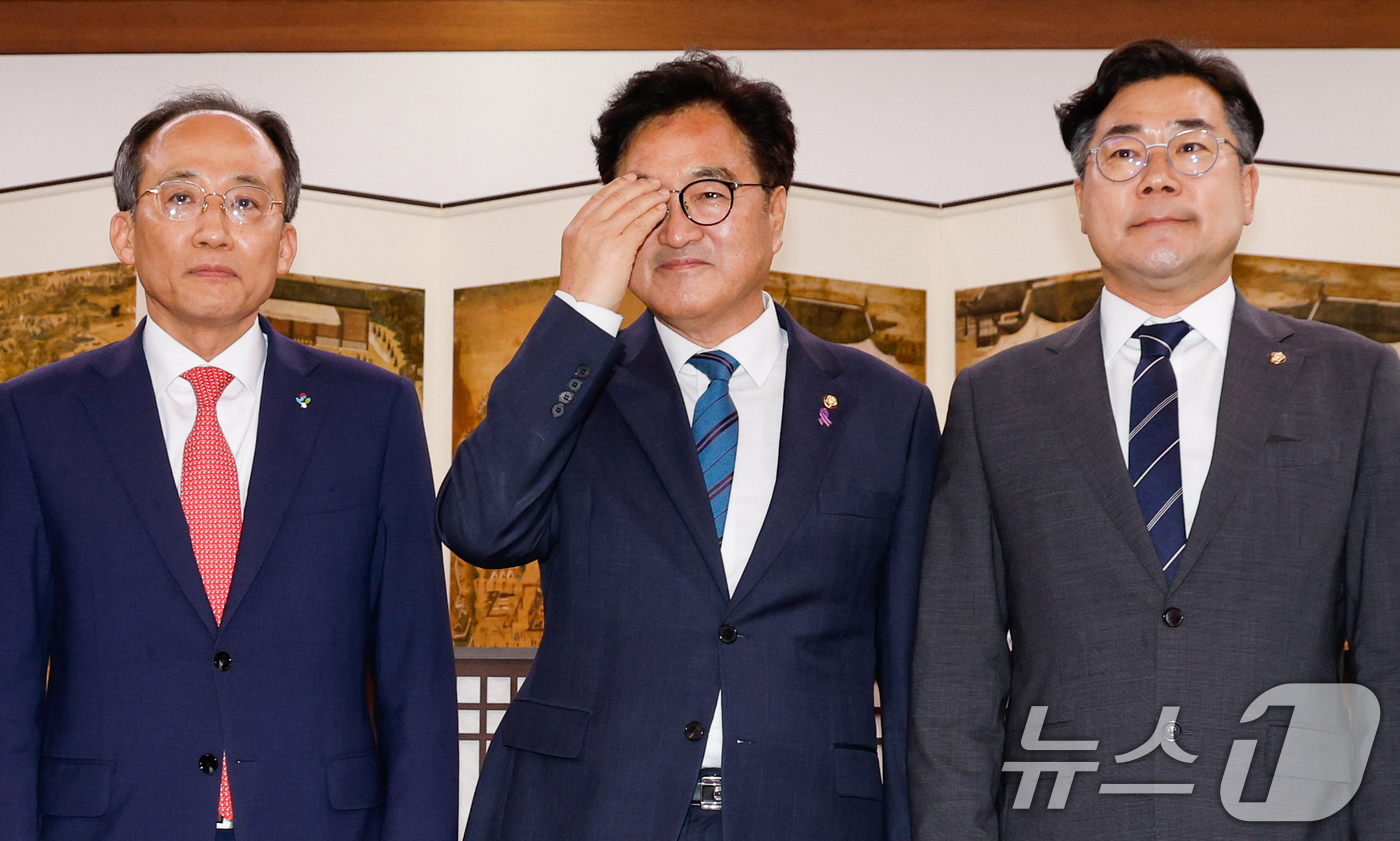 (서울=뉴스1) 안은나 기자 = 우원식 국회의장(가운데)이 국회 상임위원회 구성 등 논의를 위해 10일 오후 서울 여의도 국회의장실에서 추경호 국민의힘 원내대표(왼쪽), 박찬대 더 …