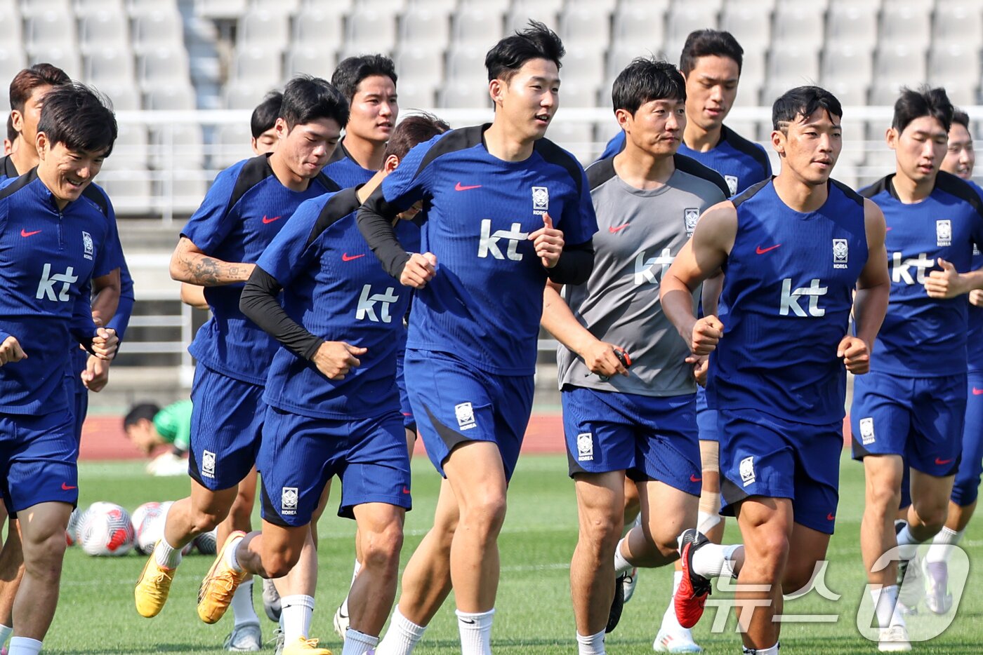 손흥민을 비롯한 대한민국 축구 국가대표팀 선수들이 10일 오후 경기 고양시 고양종합운동장에서 북중미 월드컵 2차 예선 중국과의 경기를 하루 앞두고 훈련을 하고 있다. 2024.6.10/뉴스1 ⓒ News1 민경석 기자