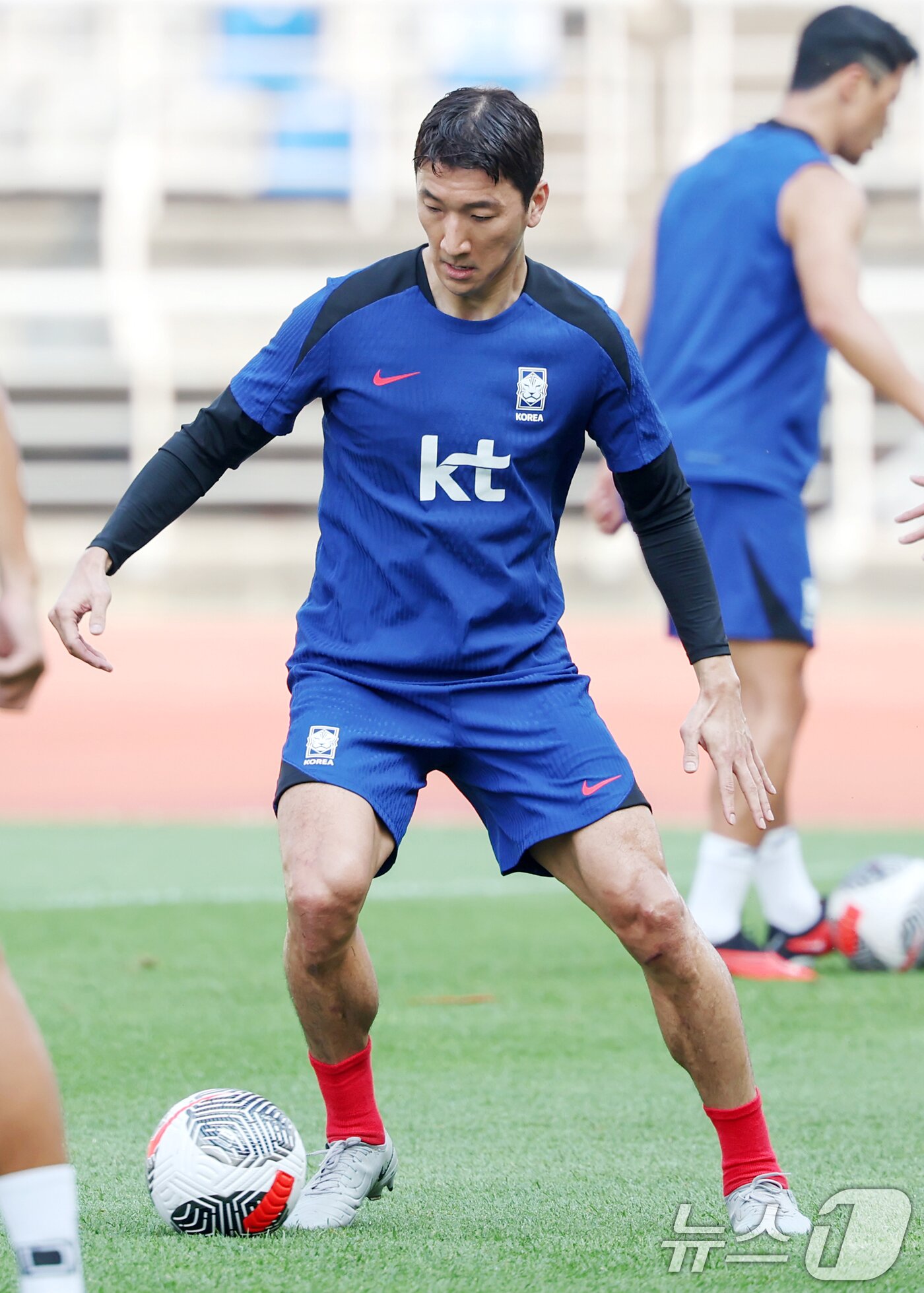본문 이미지 - 대한민국 축구 국가대표팀 정우영이 10일 오후 경기 고양시 고양종합운동장에서 북중미 월드컵 2차 예선 중국과의 경기를 하루 앞두고 훈련을 하고 있다. 2024.6.10/뉴스1 ⓒ News1 민경석 기자