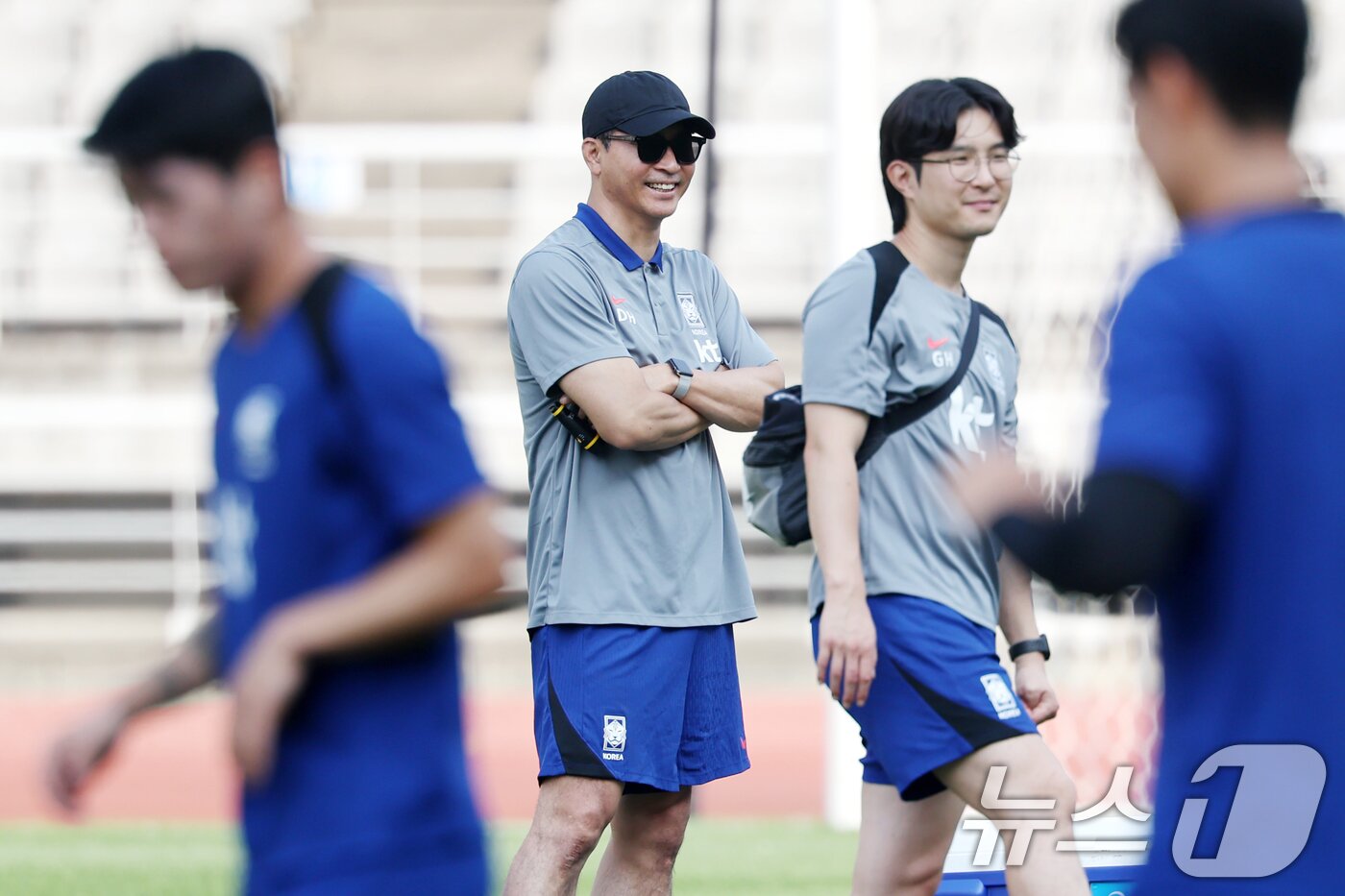 본문 이미지 - 김도훈 대한민국 축구 국가대표팀 임시 감독이 10일 오후 경기 고양시 고양종합운동장에서 북중미 월드컵 2차 예선 중국과의 경기를 하루 앞두고 훈련을 지도하고 있다. 2024.6.10/뉴스1 ⓒ News1 민경석 기자
