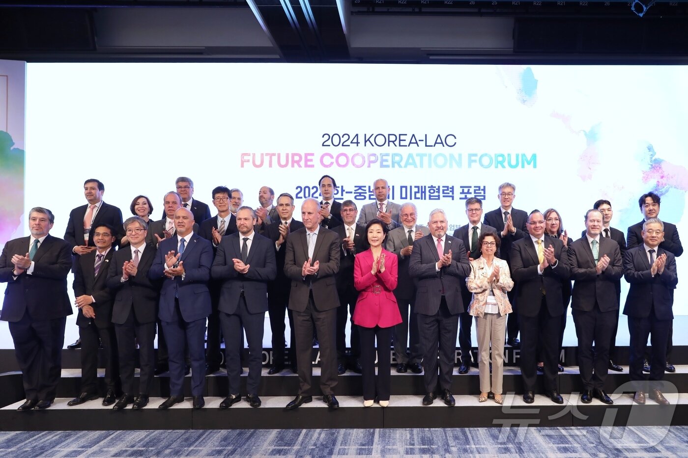 본문 이미지 - 오영주 중소벤처기업부 장관이 10일 서울 종로구 포시즌스 호텔에서 열린 '2024 한-중남미 미래협력 포럼'에서 참석자들과 기념 촬영을 하고 있다. (중기부 제공)
