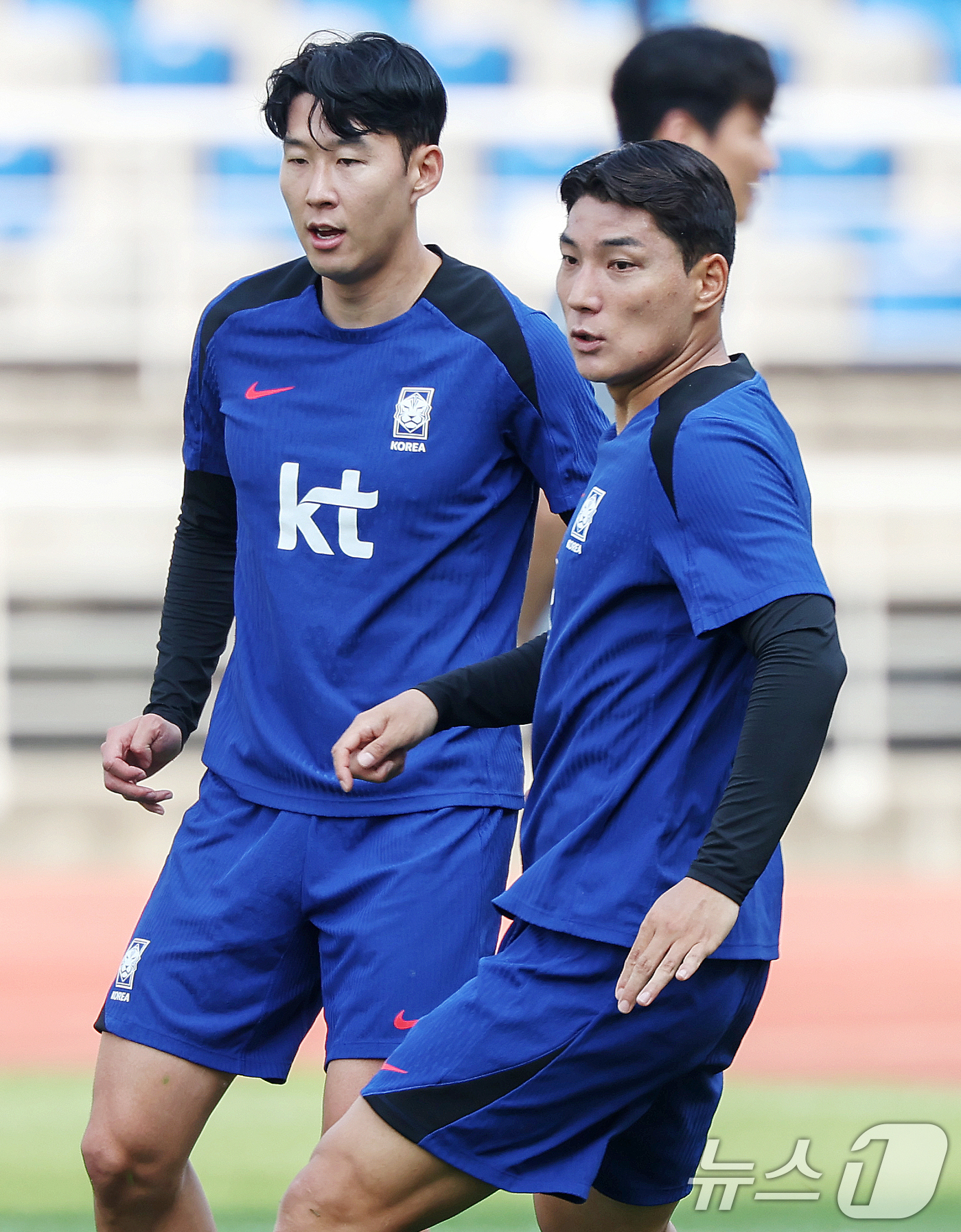 (고양=뉴스1) 민경석 기자 = 대한민국 축구 국가대표팀 손흥민과 주민규가 10일 오후 경기 고양시 고양종합운동장에서 북중미 월드컵 2차 예선 중국과의 경기를 하루 앞두고 훈련을 …