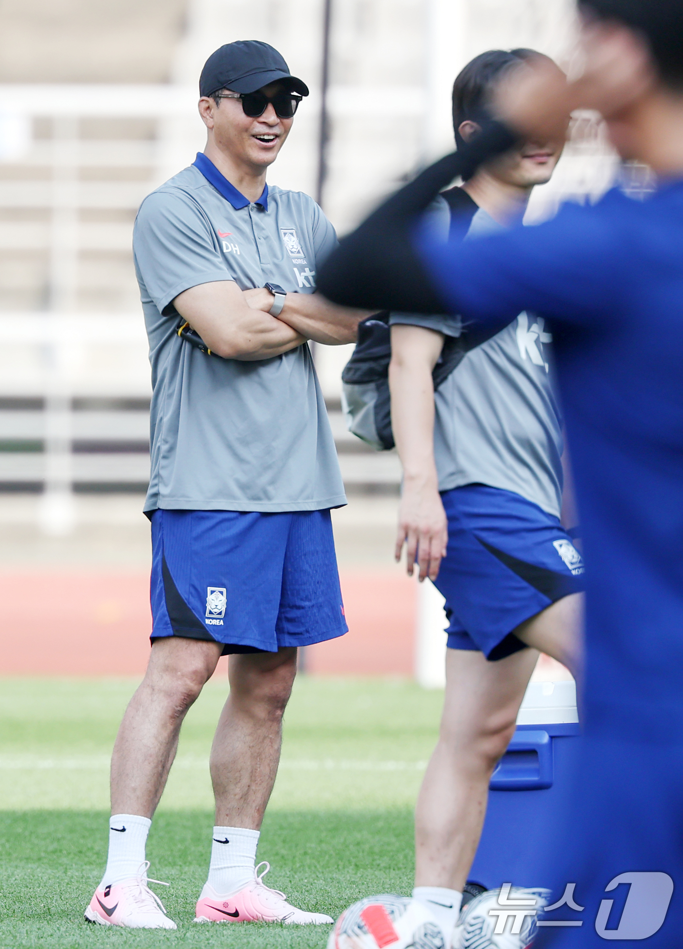 (고양=뉴스1) 민경석 기자 = 김도훈 대한민국 축구 국가대표팀 임시 감독이 10일 오후 경기 고양시 고양종합운동장에서 북중미 월드컵 2차 예선 중국과의 경기를 하루 앞두고 훈련을 …
