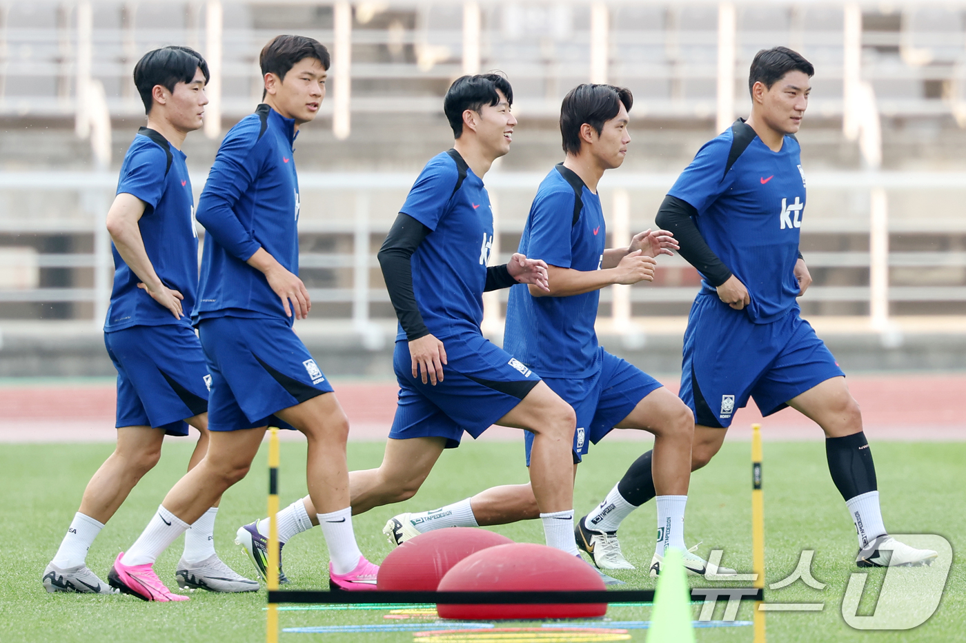 (고양=뉴스1) 민경석 기자 = 대한민국 축구 국가대표팀 손흥민을 비롯한 선수들이 10일 오후 경기 고양시 고양종합운동장에서 북중미 월드컵 2차 예선 중국과의 경기를 하루 앞두고 …