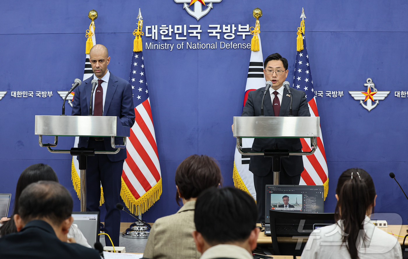 (서울=뉴스1) 김도우 기자 = 조창래 국방부 국방정책실장과 비핀 나랑 미국 국방부 우주정책차관보대행이 10일 서울 용산구 국방부 브리핑룸에서 열린 한미 핵협의그룹(NCG) 3차 …