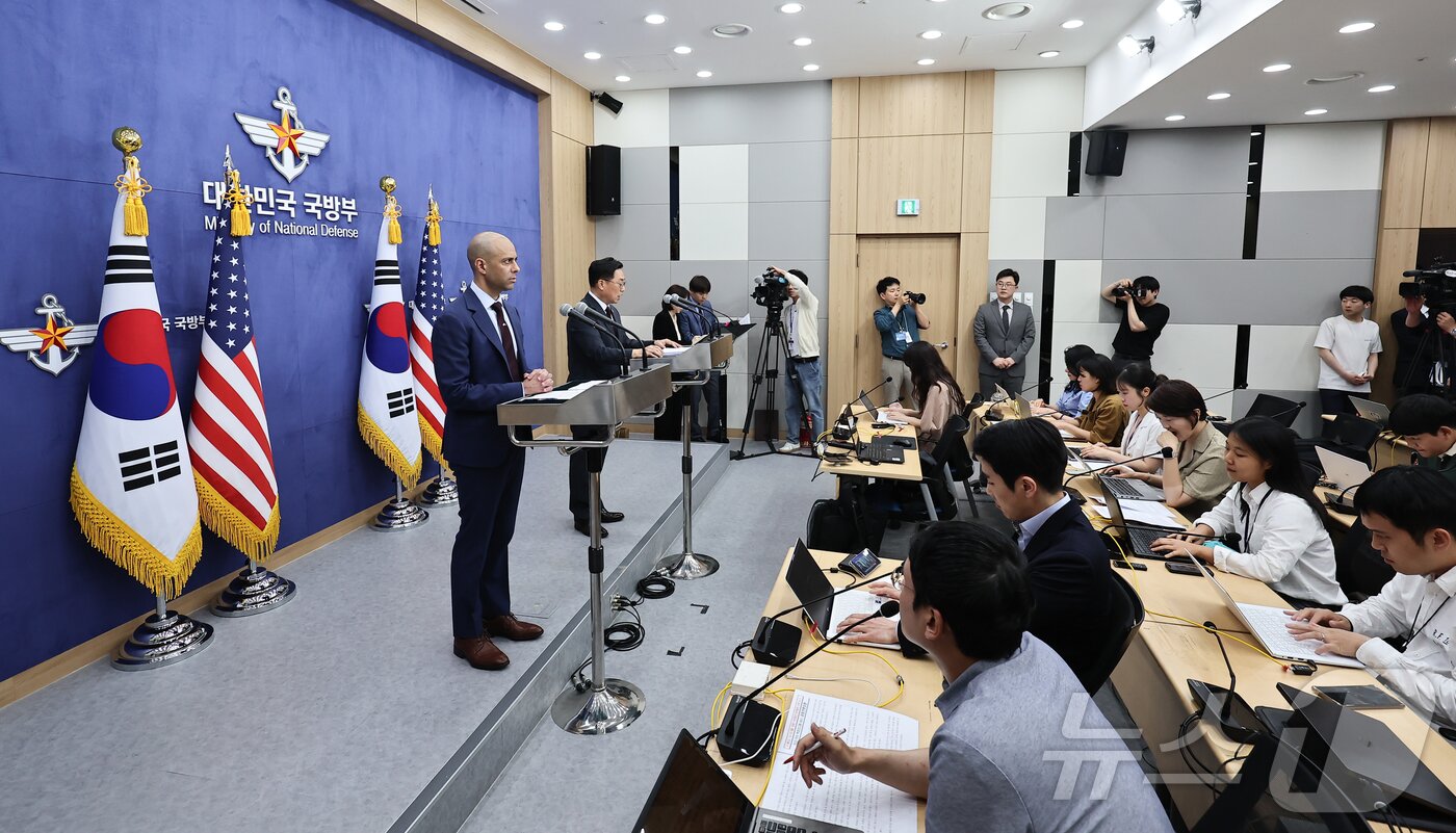 본문 이미지 - 조창래 국방부 국방정책실장과 비핀 나랑 미국 국방부 우주정책차관보대행이 10일 서울 용산구 국방부 브리핑룸에서 열린 한미 핵협의그룹(NCG) 3차 회의 공동 기자회견에서 모두발언을 하고 있다. 2024.6.10/뉴스1 ⓒ News1 김도우 기자