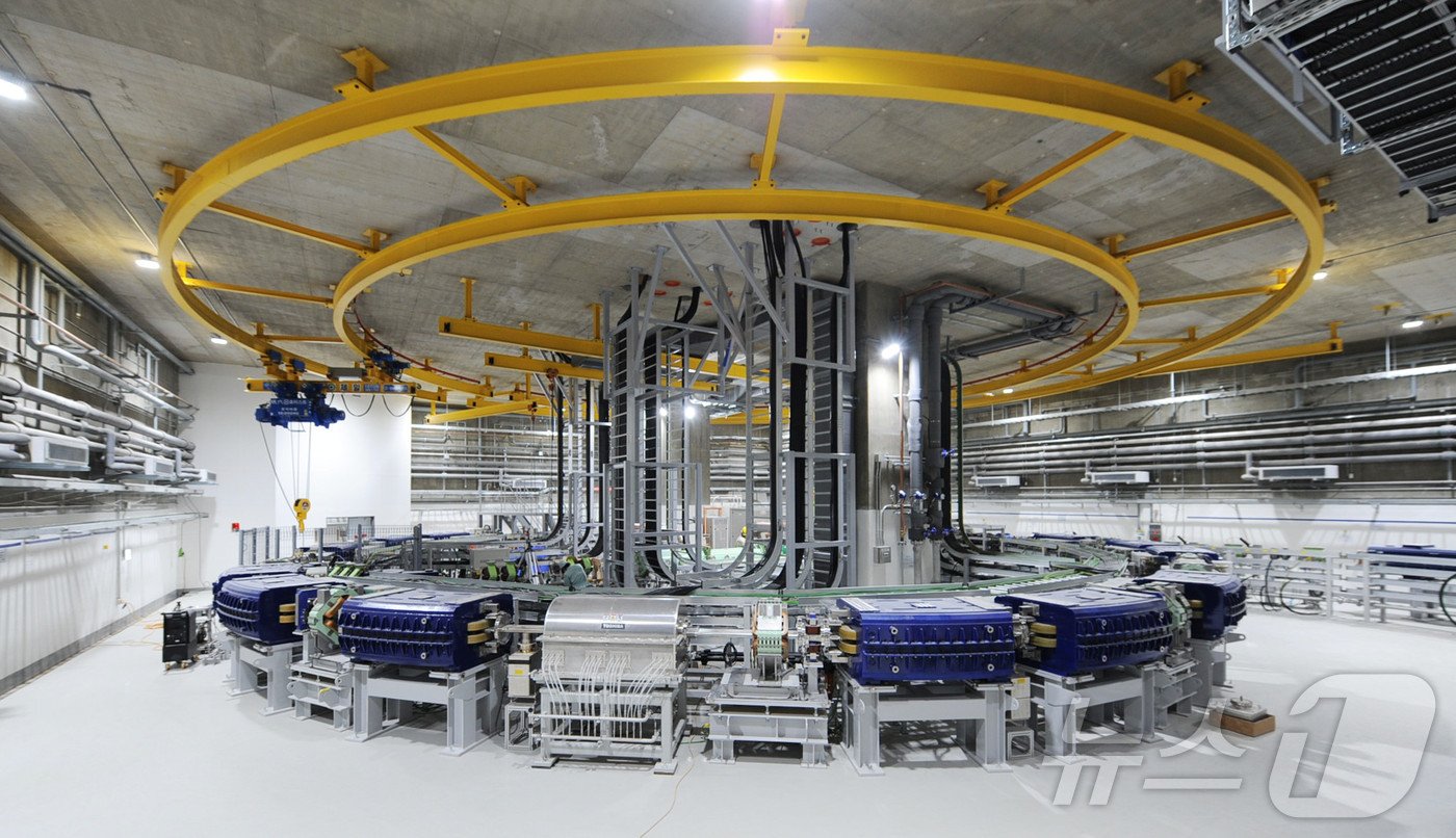 본문 이미지 - 세브란스병원 중입자치료센터의 지하 30m 깊이 지하층에 위치한 직경 20m의 중입자 가속기. 중입자 치료기의 핵심 설비다. (병원 제공)