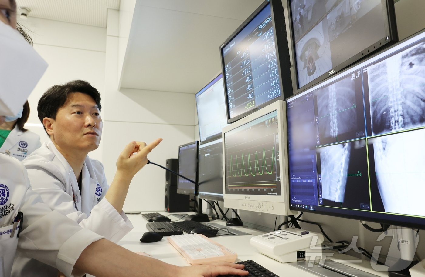 본문 이미지 - 금웅섭 교수가 조정실에서 중입자 조사 위치를 확인하고 있다. (병원 제공)