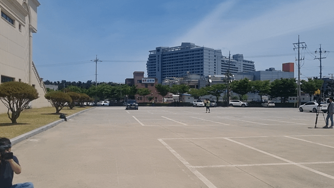 본문 이미지 - 2022년 12월 강원 강릉에서 일어난 급발진 의심사고의 책임소재를 가리기 위한 민사소송이 진행 중인 가운데 운전자 측이 지난달 27일 강릉의 한 교회 주차장에서 자동긴급제동장치(AEB) 기능 재연시험을 진행하고 있다. 2024.5.27/뉴스1 윤왕근 기자