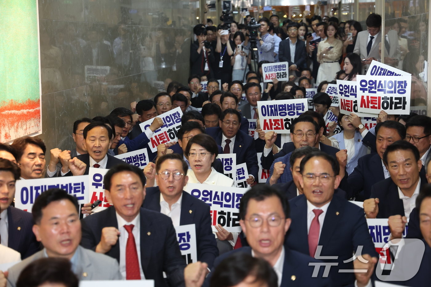 국민의힘 의원들이 상임위원장 선출을 위한 국회 본회의가 예정된 10일 오후 국회의장실 앞에서 항의농성을 하고 있다.  2024.6.10/뉴스1 ⓒ News1 김민지 기자