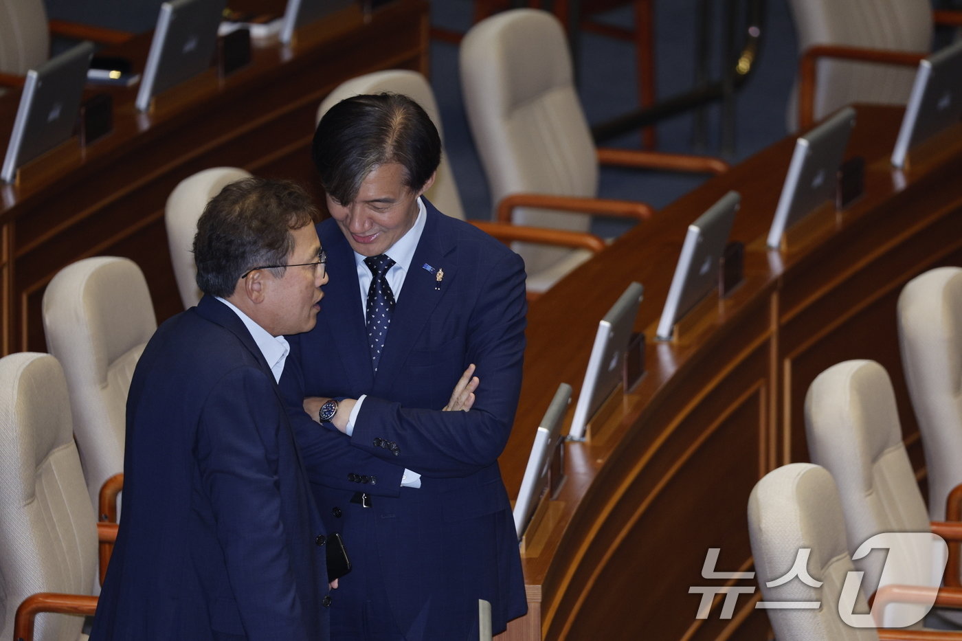 조국 조국혁신당 대표가 10일 오후 서울 여의도 국회 본회의장에서 송기헌 더불어민주당 의원과 대화하고 있다. 2024.6.10/뉴스1 ⓒ News1 안은나 기자