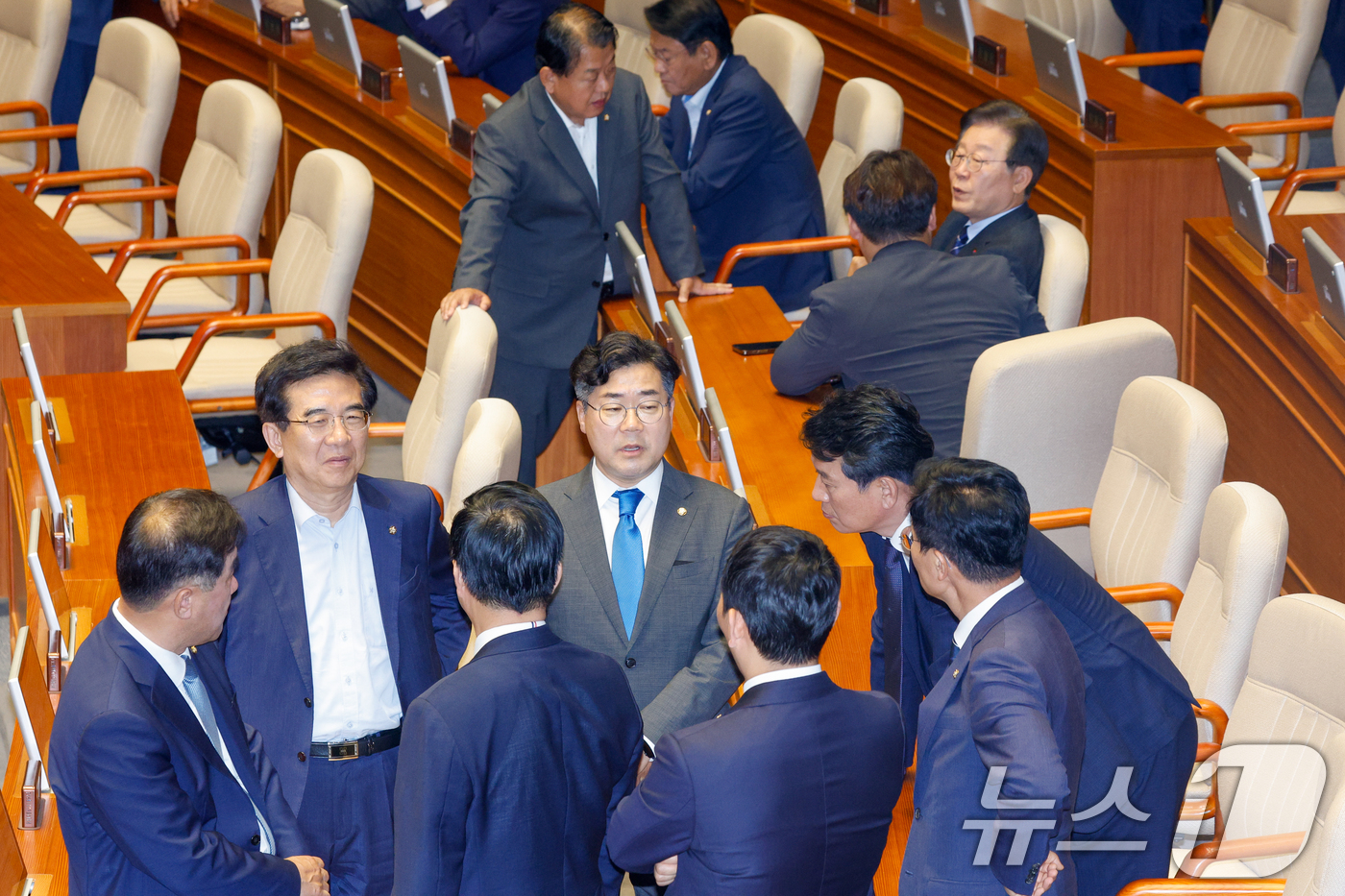 (서울=뉴스1) 안은나 기자 = 박찬대 더불어민주당 원내대표와 이재명 대표가 10일 오후 서울 여의도 국회 본회의장에서 동료 의원들과 대화하고 있다. 2024.6.10/뉴스1