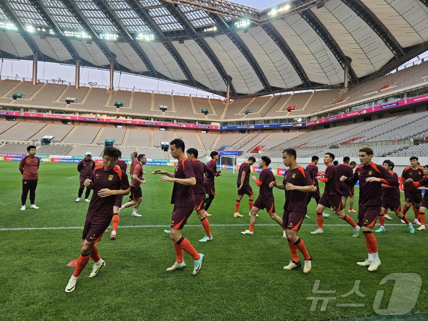 본문 이미지 - 훈련하는 중국 축구대표팀 ⓒ News1 안영준 기자